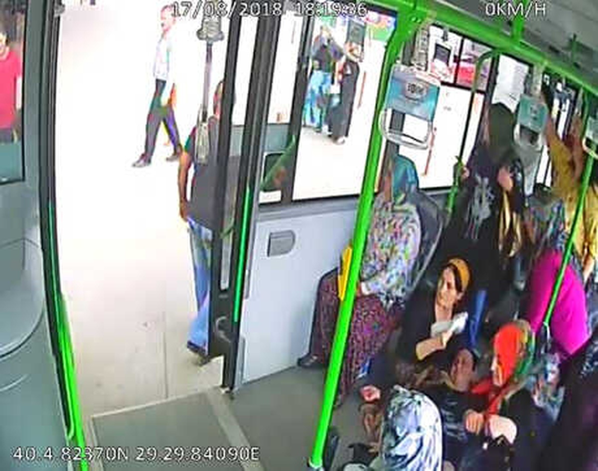 Halk Otobüsünde Kalp Krizi Geçiren Yolcuyu Şoför Hastaneye Ulaştırdı