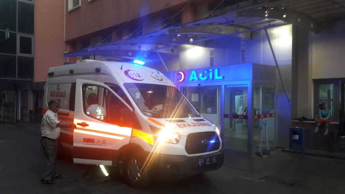 Herkesin Gözü Önünde Eşini Defalarca Bıçakladı