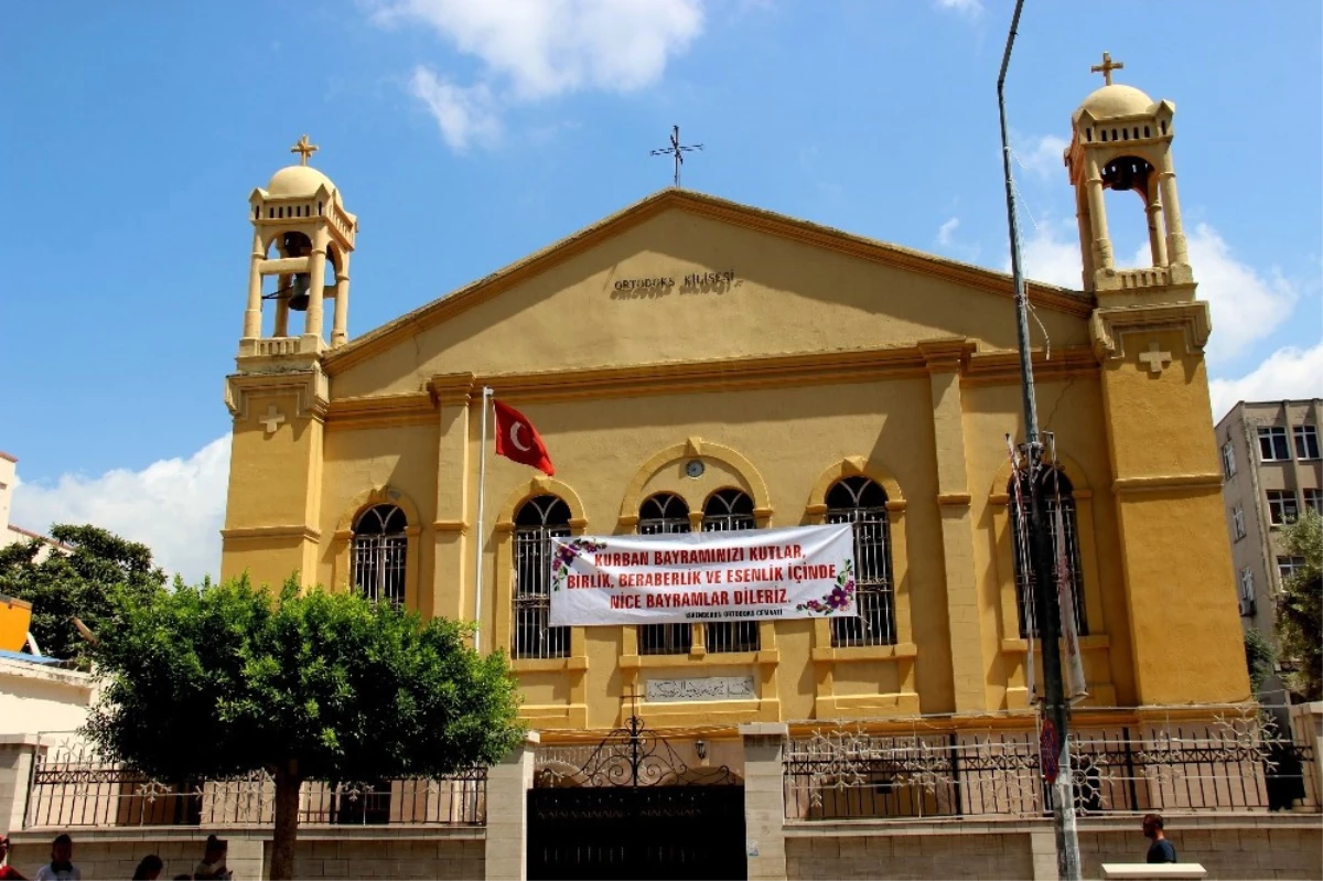 Hıristiyanlar Kurban Bayramı\'nı Kiliseye Pankart Asarak Kutladı