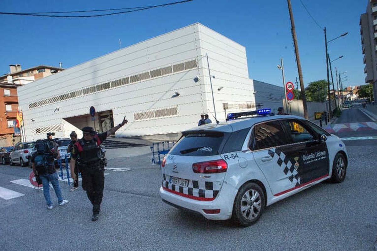 İspanya\'da Polis Karakoluna Bıçakla Saldırılan Adam Öldürüldü