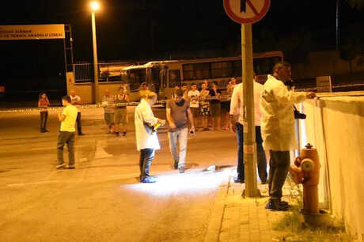İzmir\'de Sokağa Ses Bombası Atan 3 Kişi Yakalandı