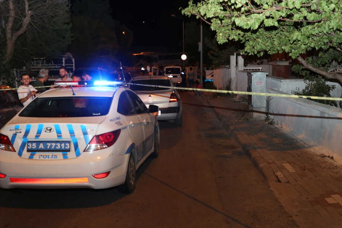 İzmir\'de Sokağa Ses Bombası Atan 3 Kişi Yakalandı