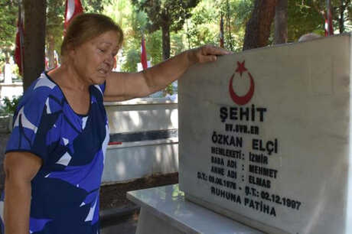 İzmirliler, Arife Günü Şehitlerine Koştu