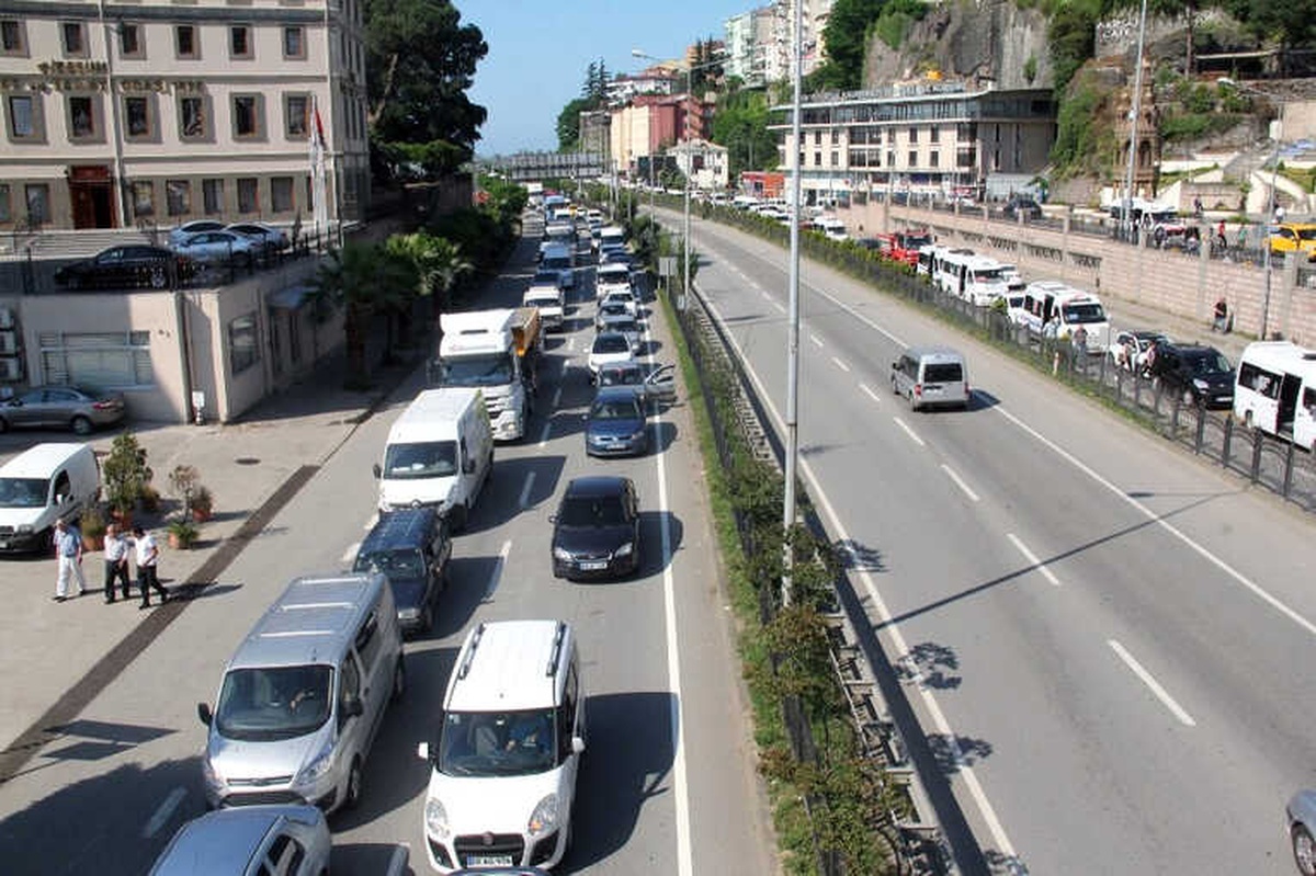 Karadeniz Sahil Yolu\'nda Tatil Yoğunluğu
