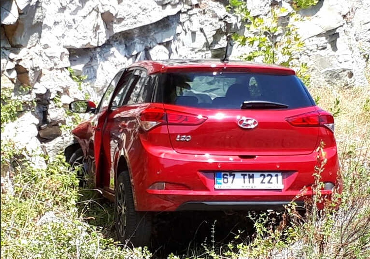 Kayalıklara Çarpan Otomobilin Sürücüsü Yaralandı