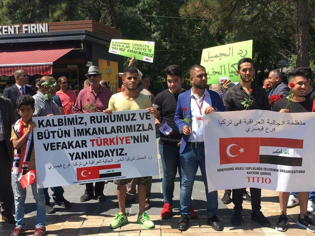 Kayseri\'de Yaşayan Iraklılar Sembolik Dolar Yaktı