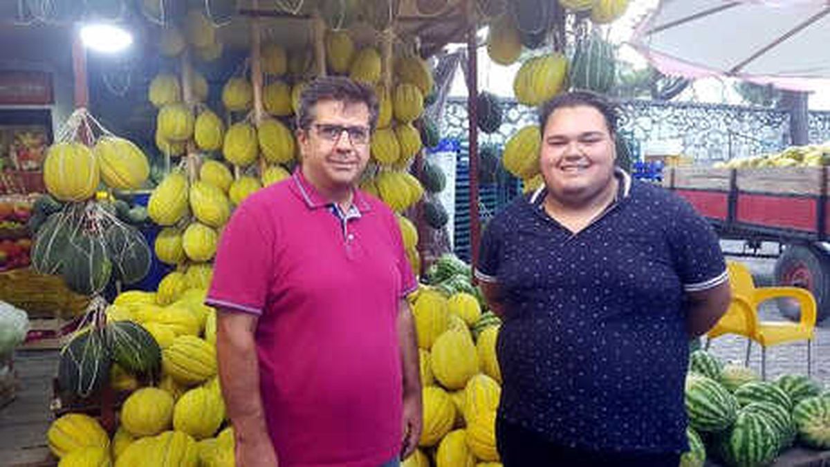 Kırkağaç\'ta Aynı Tarlada 7 Cins Kavun Hasadı