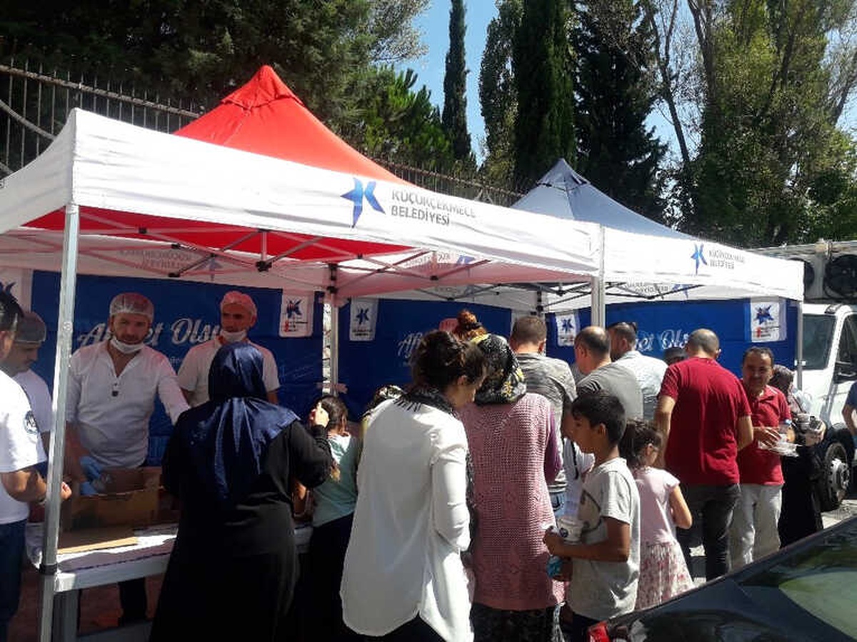 Küçükçekmece\'deki Kabristanlara Ziyaretçi Akını