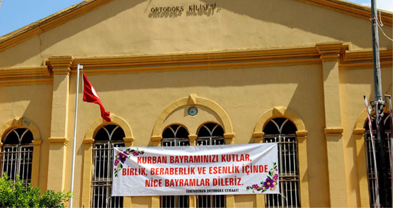 Hatay\'da Hristiyanlar, Kurban Bayramı\'nı Kutlamak İçin Kiliseye Pankart Astı