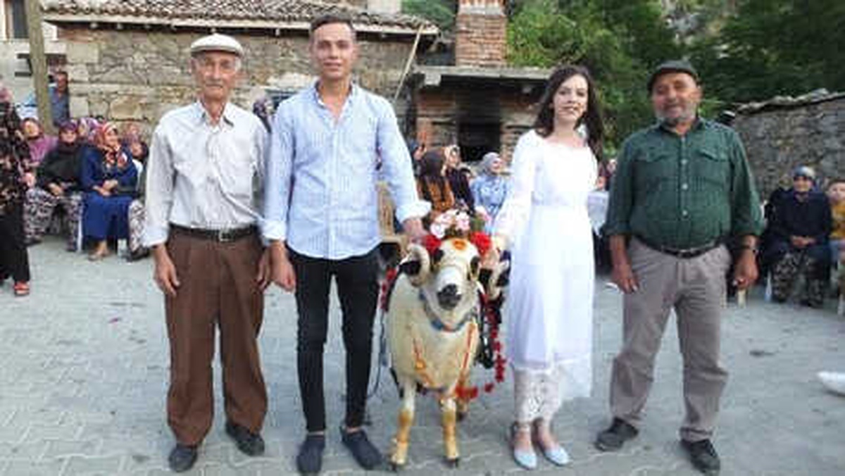 Kurbanlık Koçu Süsleyip Nişanlısına Hediye Etti