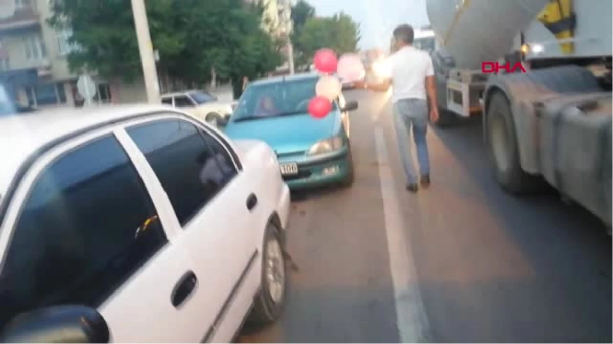 Kütahya Otomobilden Yola Uçan Balonları Almak İsterken Trafik Durdu Hd