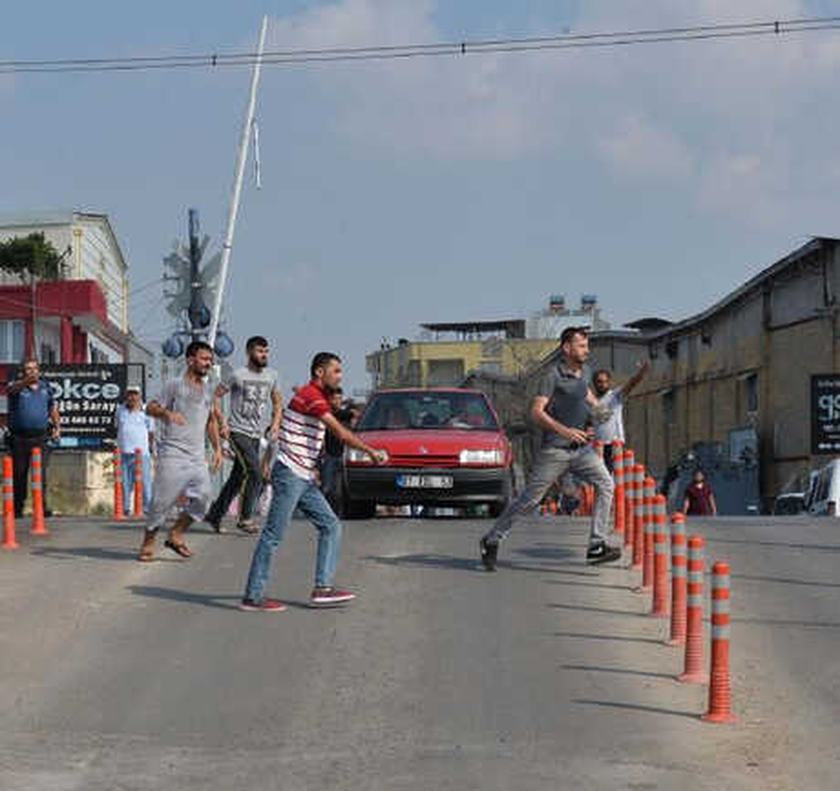 Lokomotifin Çarptığı Otomobil Sürücüsü Öldü, Yakınları Tepki Gösterdi
