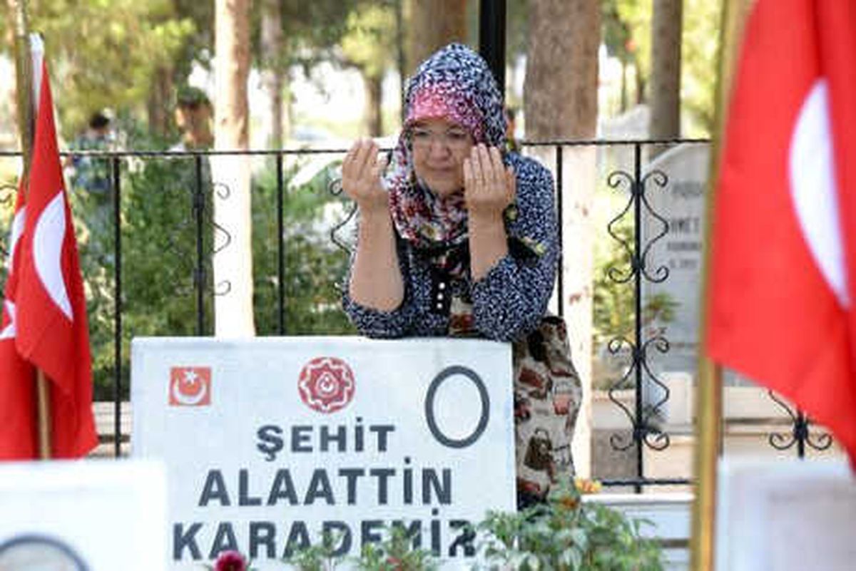 Mersin Şehitliği\'nde Bayram Hüznü
