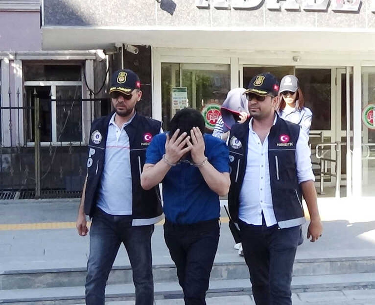 Midesinde Uyuşturucu Taşıyan Rus Uyruklu Kadın ve 1 Kişi Tutuklandı