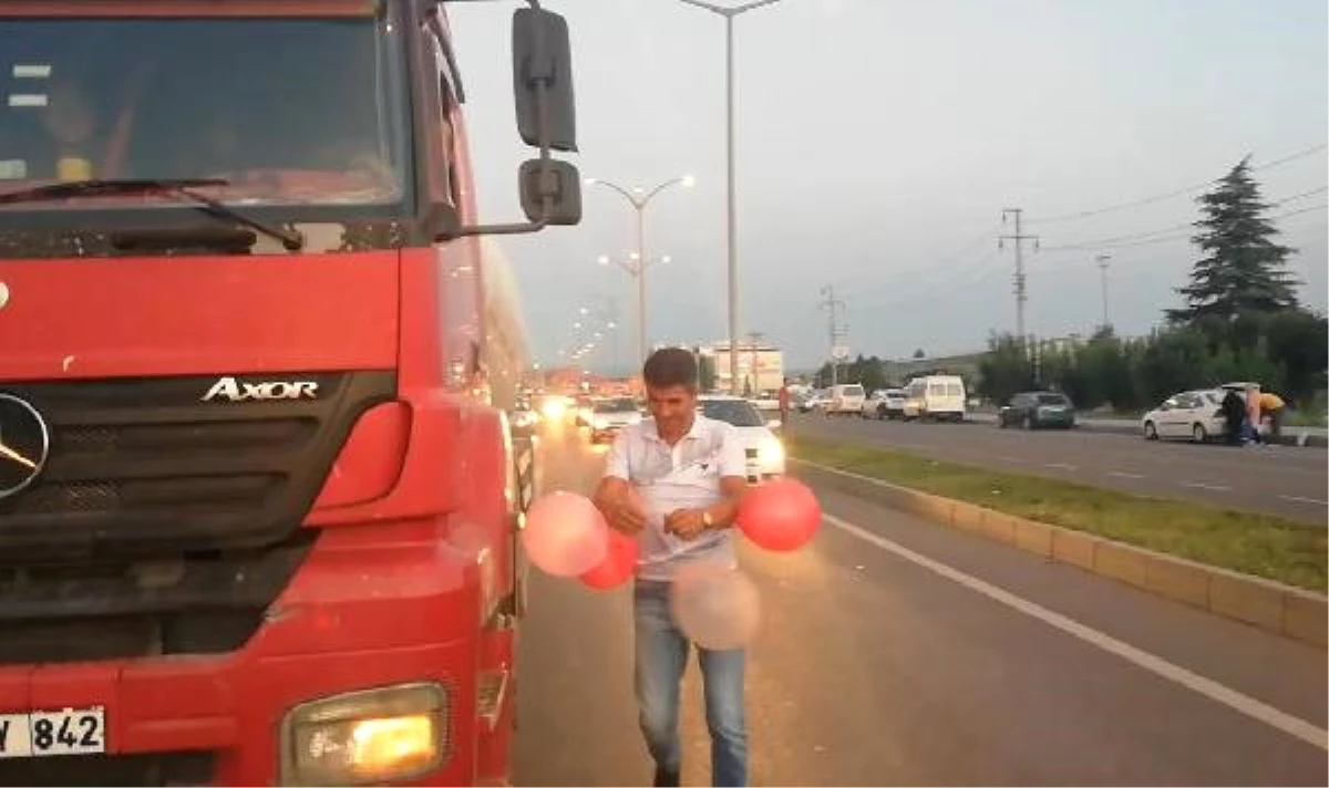 Otomobilden Yola Uçan Balonlar, Trafiği Durdurdu