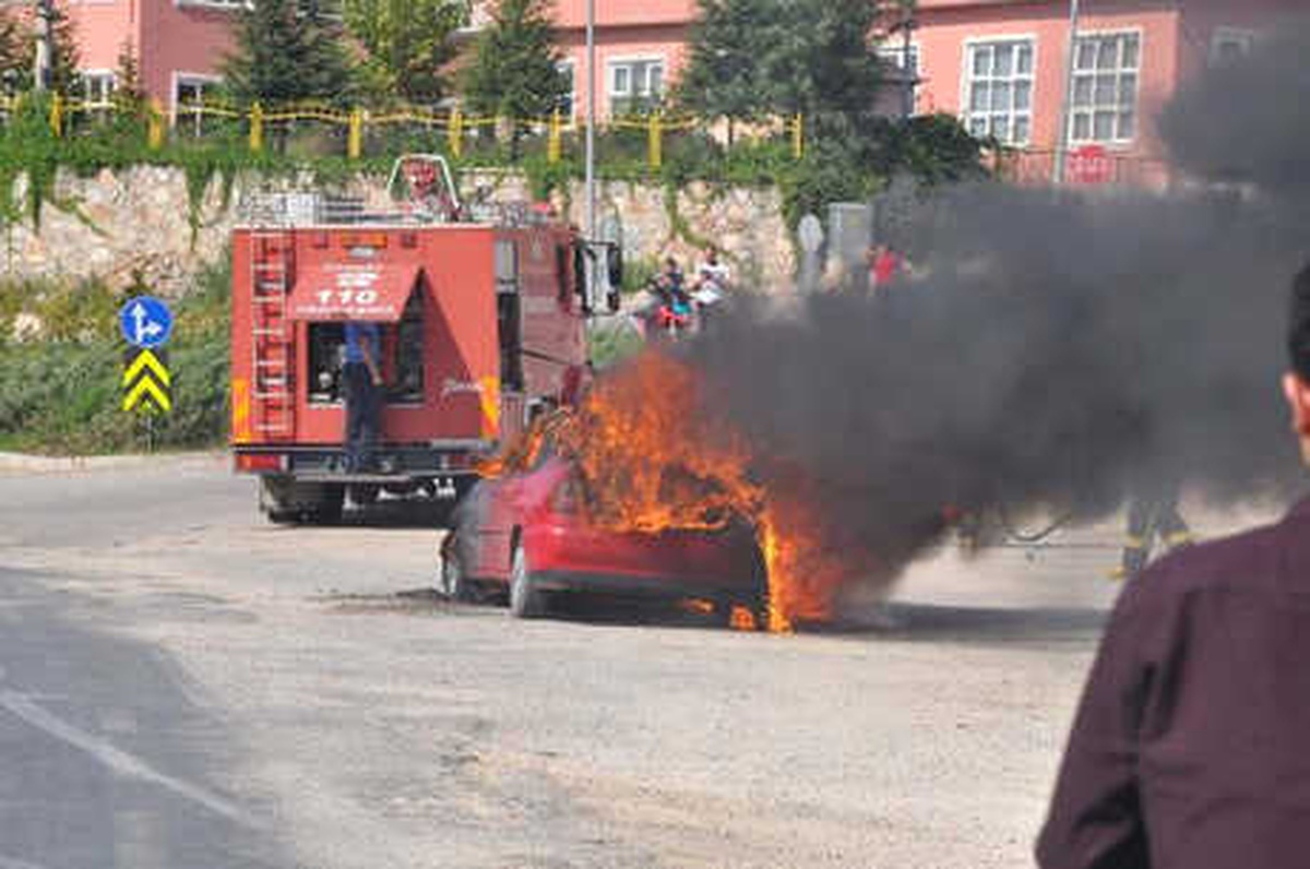Otomobillerinin Yanışını Gözyaşları İçinde İzlediler