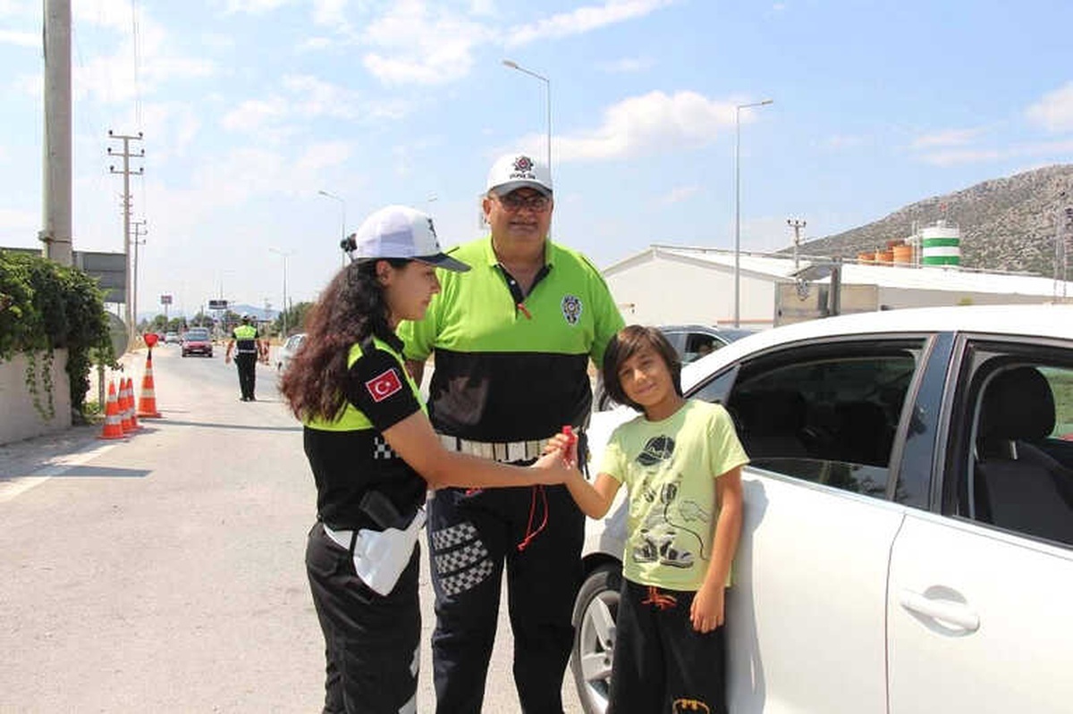 Polis Ceza Yerine Şeker ve Kırmızı Düdük Dağıttı