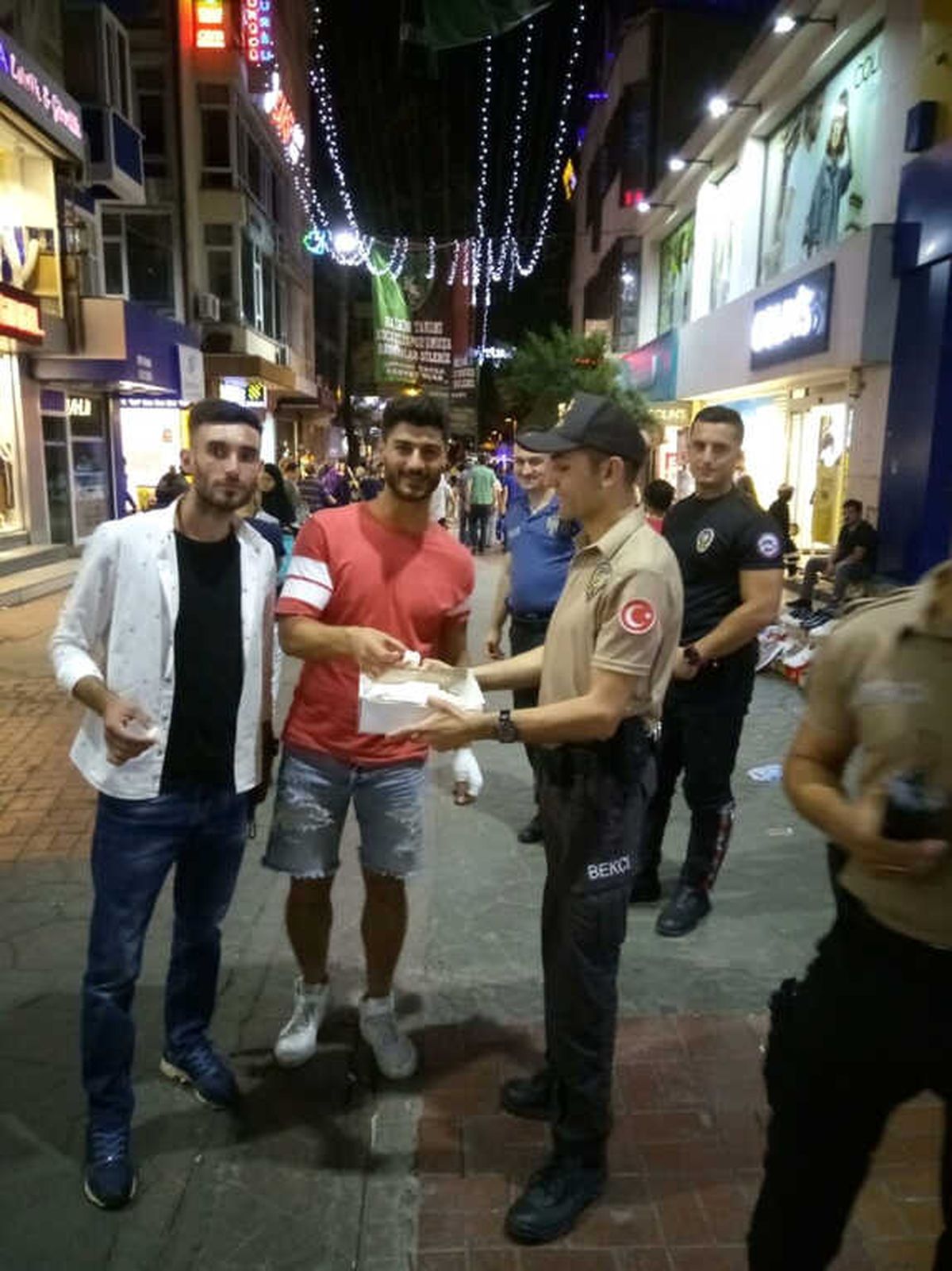 Polis Ekiplerinden Lokumlu Bayram Kutlaması