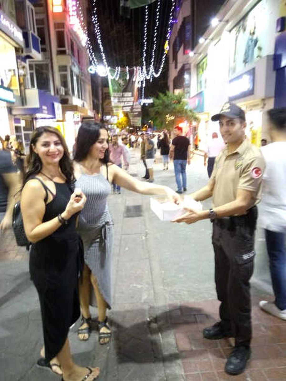 Polis Lokum İkram Edip Bayramlarını Kutladı