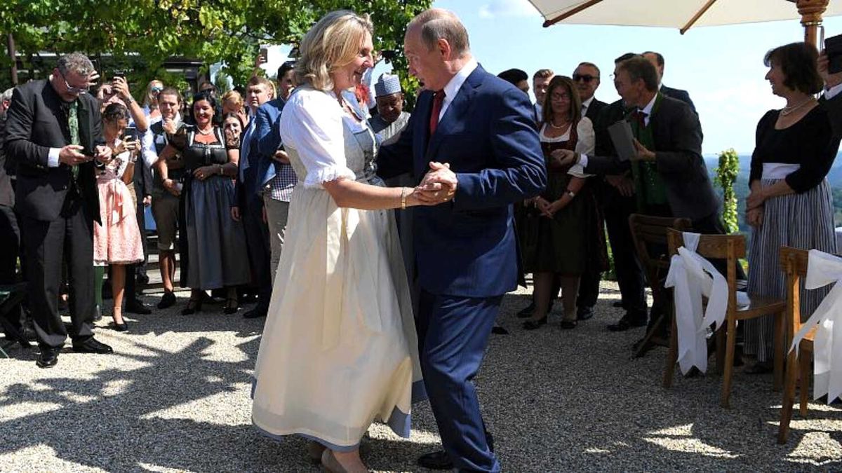 Putin Avusturya Dışişleri Bakanı Kneissl ile Dans Etti