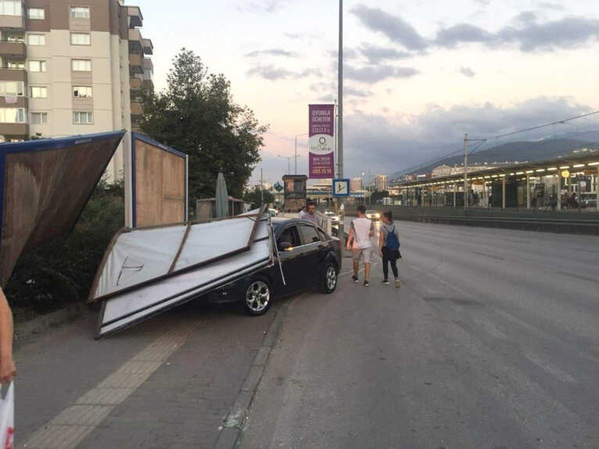 Reklam Panosu Otomobilin Üzerine Devrildi