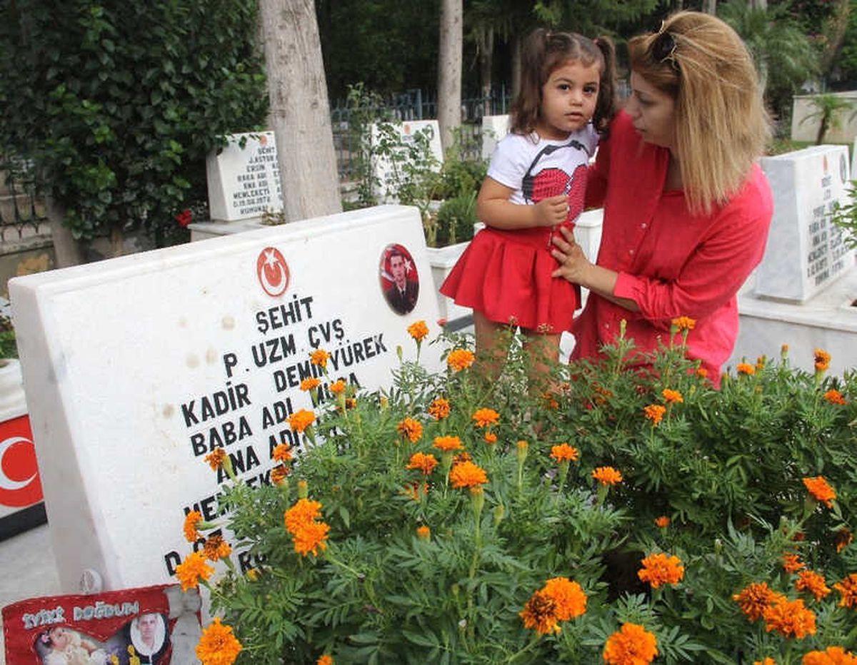Şehit Babasına Bayram Şekeri Getirdi