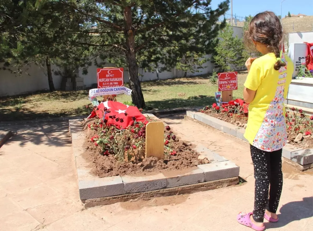 Şehit Bebeğin ve Annenin Mezarında Hüzünlü Arefe