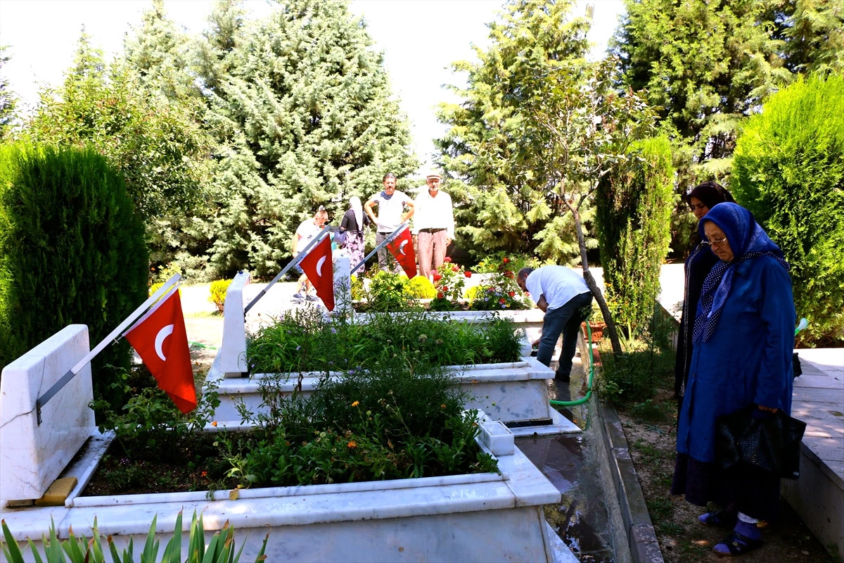 Şehitliklerde Bayram Yoğunluğu