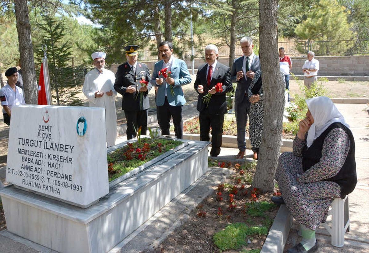 Şehitliklerde Hüzünlü Bayramlaşma