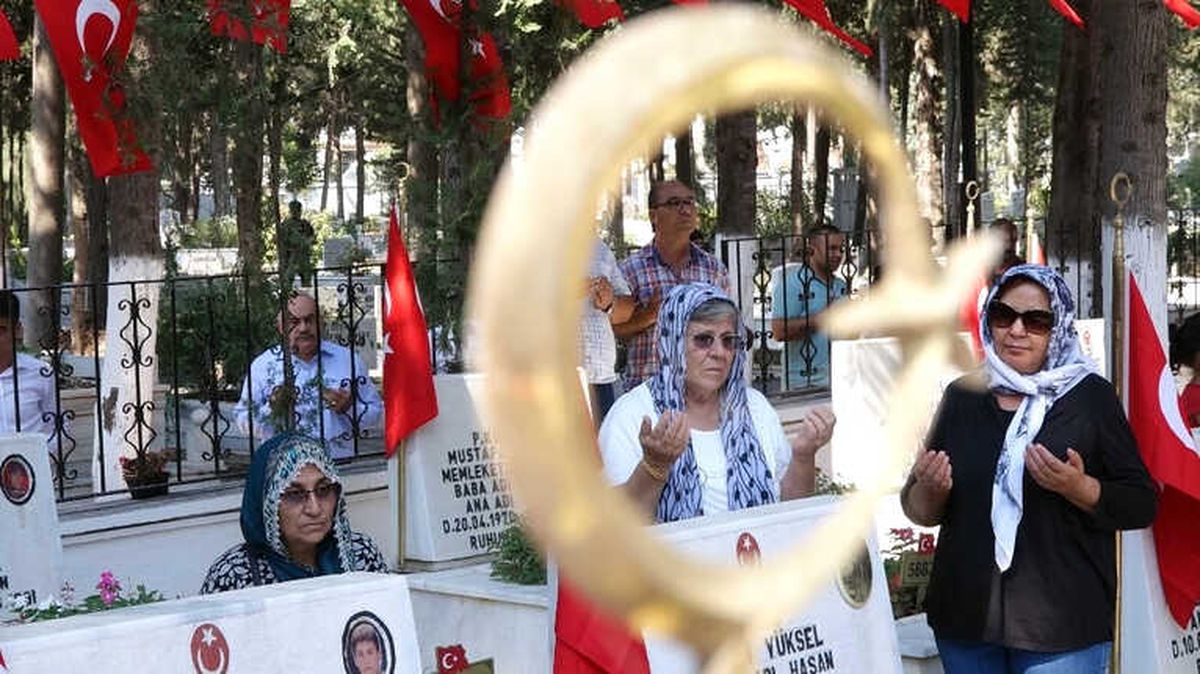 Şehitlikte Hüzünlü Bayramlaşma