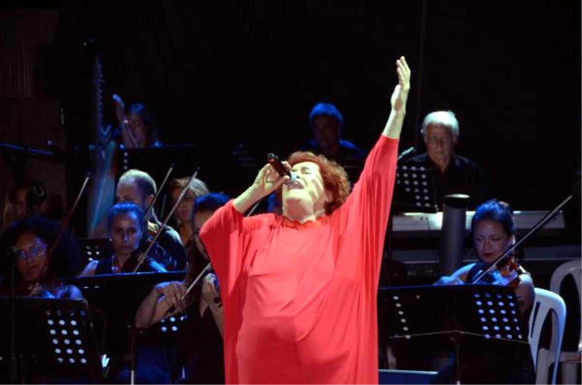 Selda Bağcan Bodrum\'da Konser Verdi