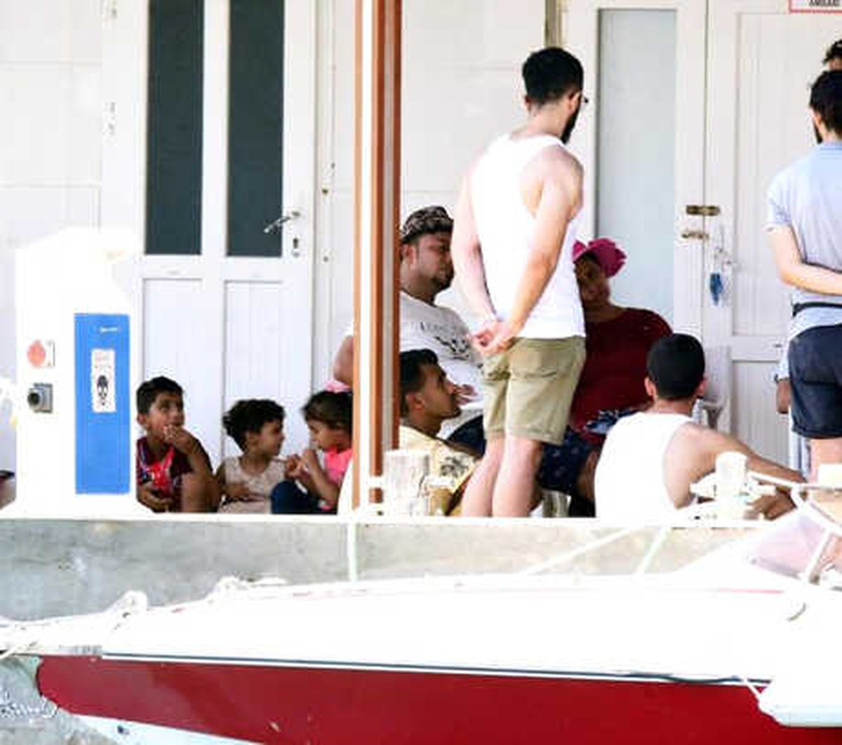 Sürat Teknesi Arızalanan 18 Kaçak Kurtarıldı