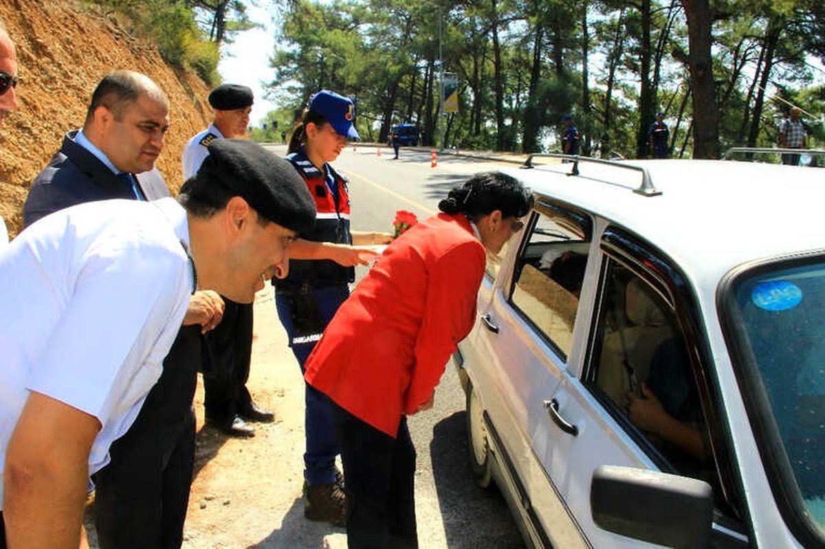 Sürücüye Kırmızı Karanfil, Çocuklara Kırmızı Düdük
