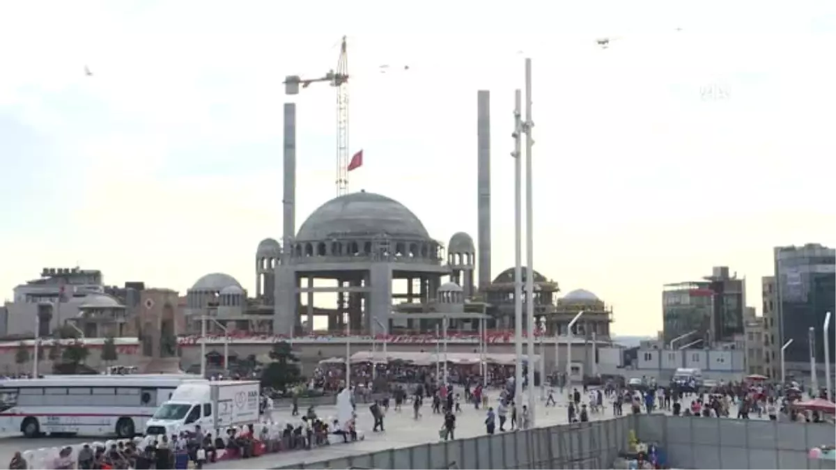 Taksim Camisi\'nde İnce İşçilik ve Süsleme İşlemine Geçildi