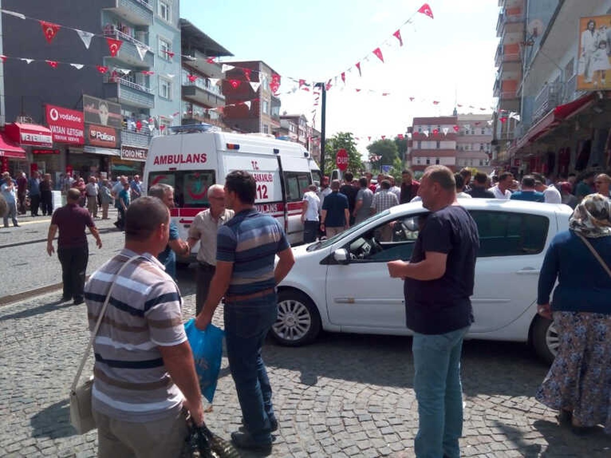 Tekkeköy Meydanında 100 Kişi Birbirine Girdi: 10 Yaralı