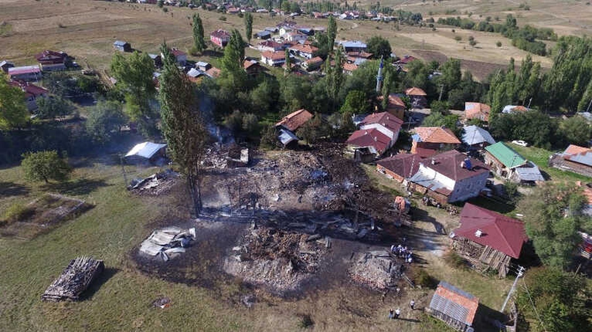 Tosya\'da Mağdur Vatandaşlara Afad ve Kızılay Ekipleri Yardımda Bulundu