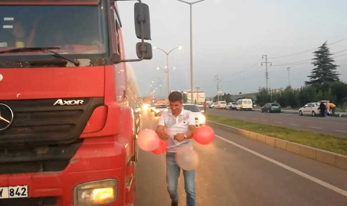 Uçan Balonları Gören Sürücüler Durdu