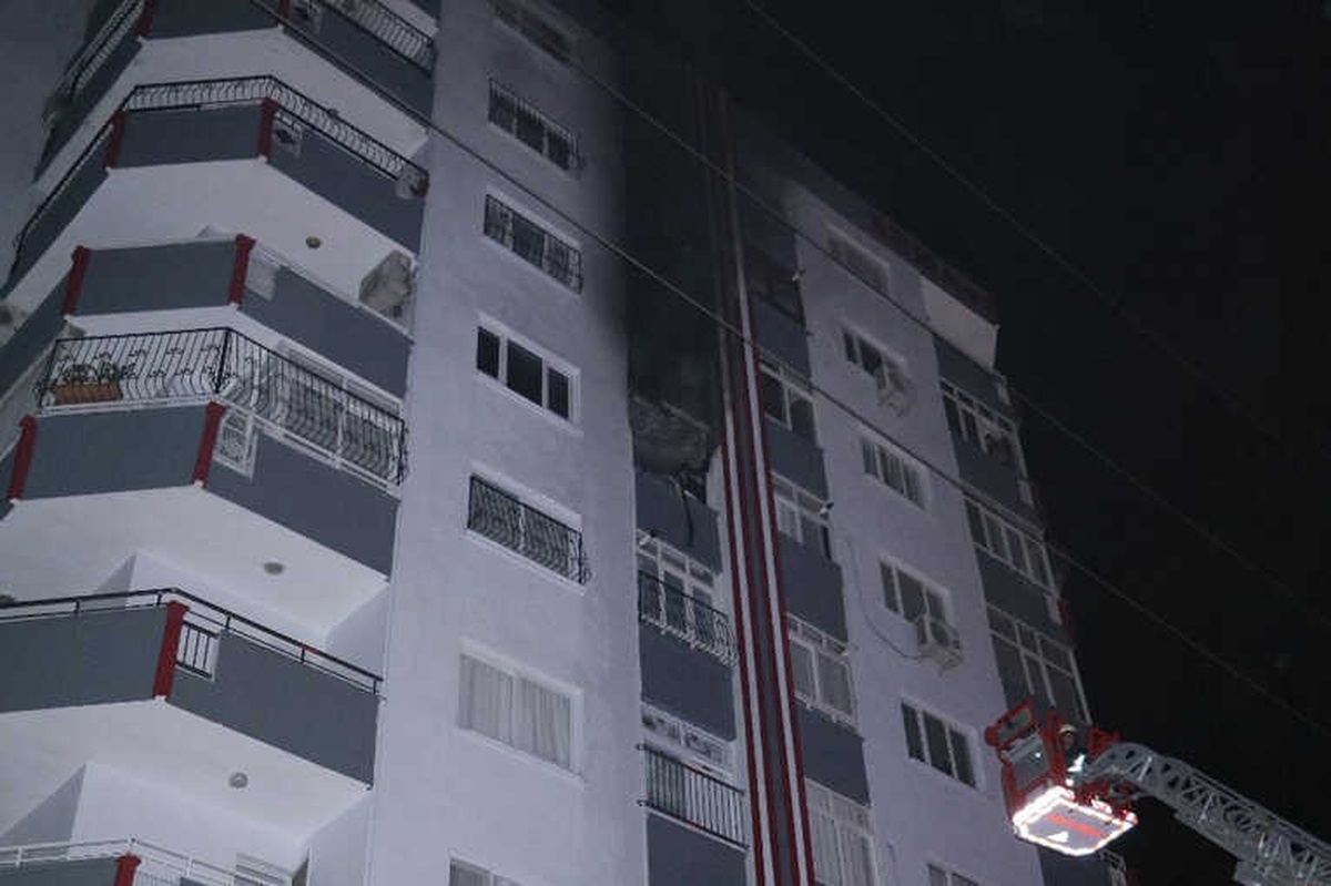Yangında Mahsur Kalan Anne ve Çocukları Kurtarıldı
