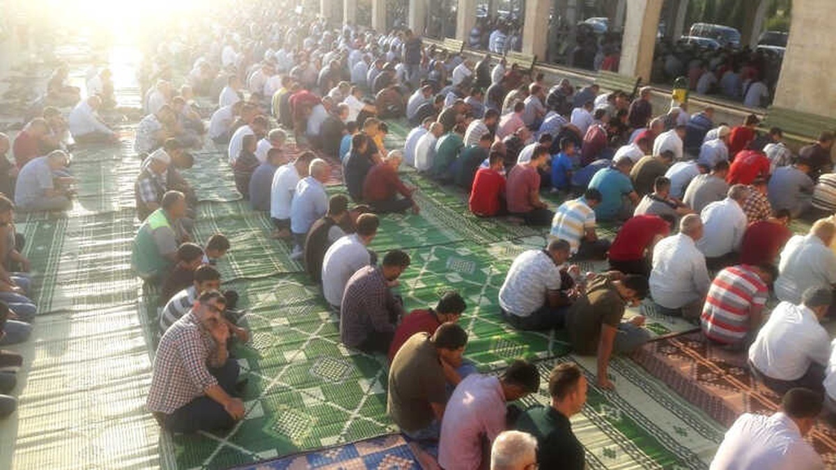 Adıyaman\'da Binlerce Kişi Bayram Namazı İçin Saf Tuttu