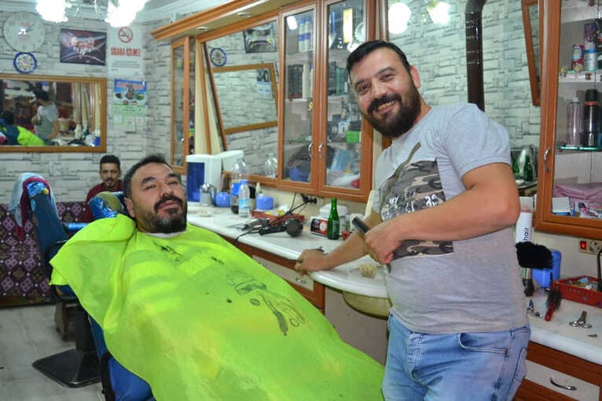 Afyonkarahisar\'da Berber ve Kuaförlerin Bayram Yoğunluğu