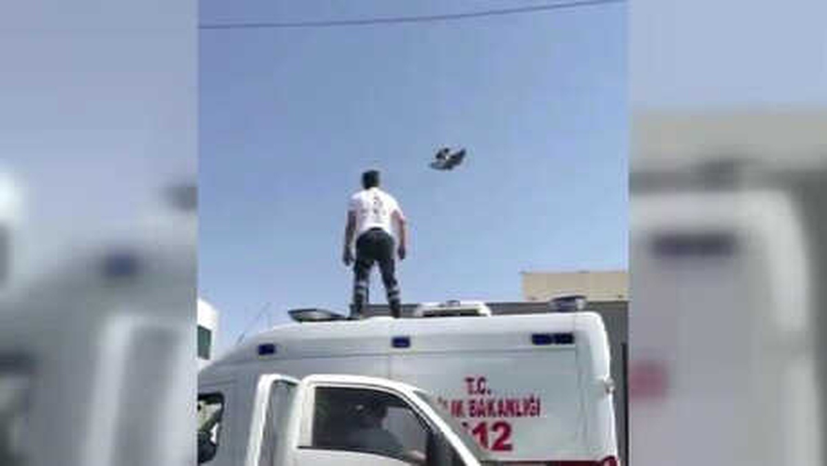 Ambulansın Üzerine Çıkıp, Tellere Takılan Güvercini Kurtardı