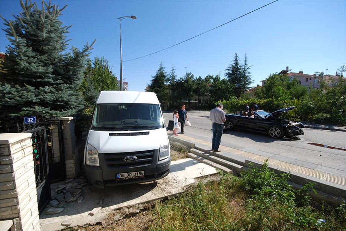 Ankara\'da Minibüs ile Otomobil Çarpıştı: 5 Yaralı