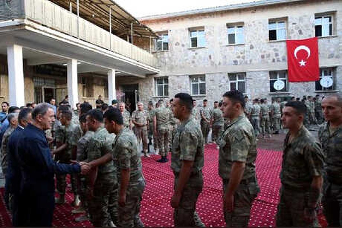 Bakan Akar, Aktütün Hudut Taburu\'ndaki Askerlerle Bayramlaştı (2)