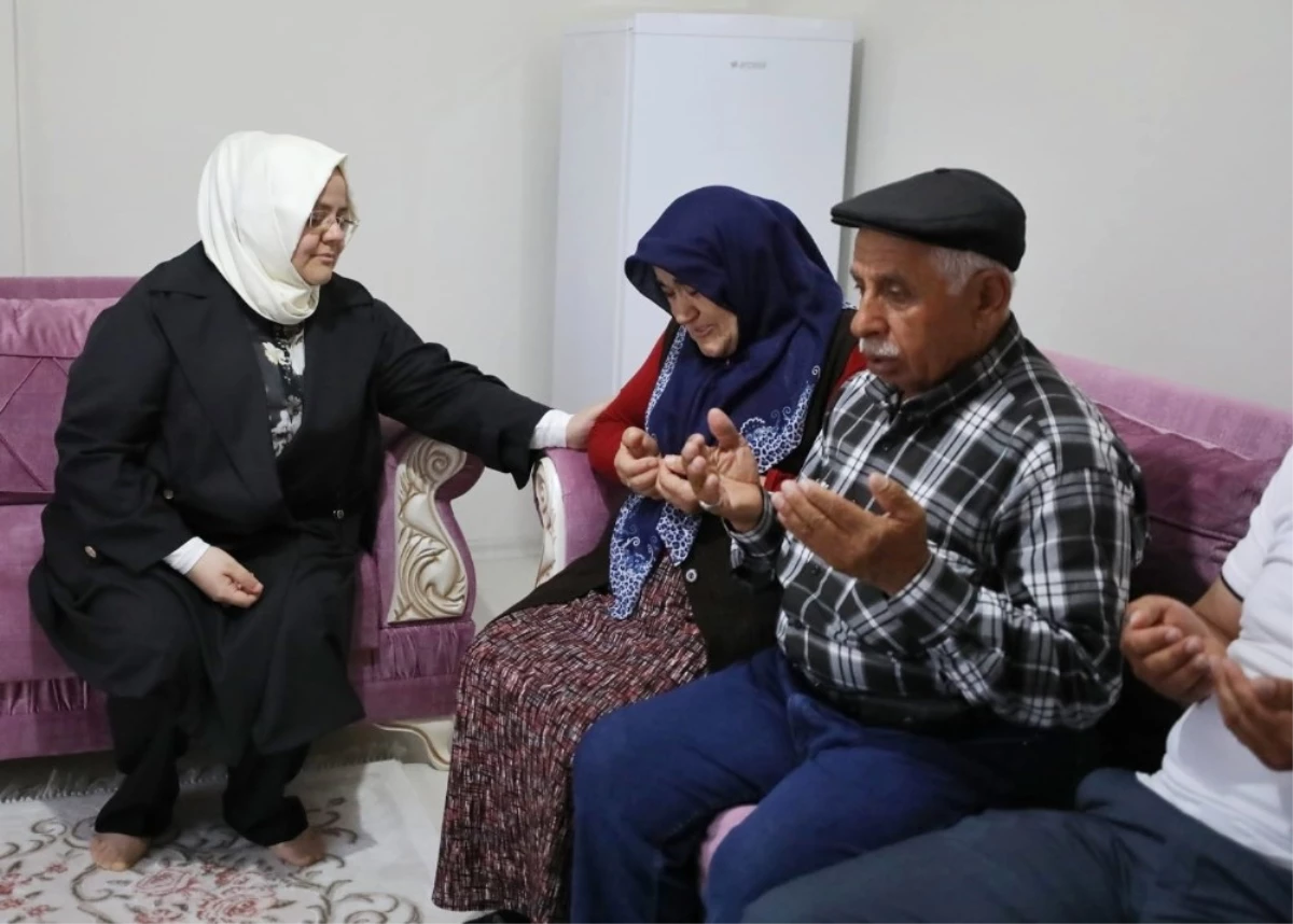 Bakan Selçuk, Ankara\'da Yaşayan Şehit Aileleriyle Bayramlaştı