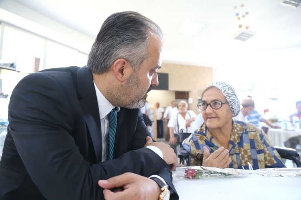 Başkan Aktaş, Huzurevinde Gönülleri Fethetti