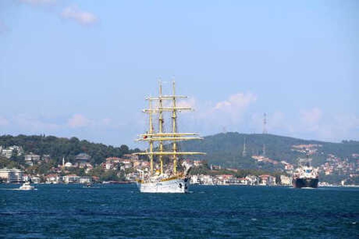 Boğaz\'da İlgi Çeken Gemi; Dünyada Sadece 5 Tane Var