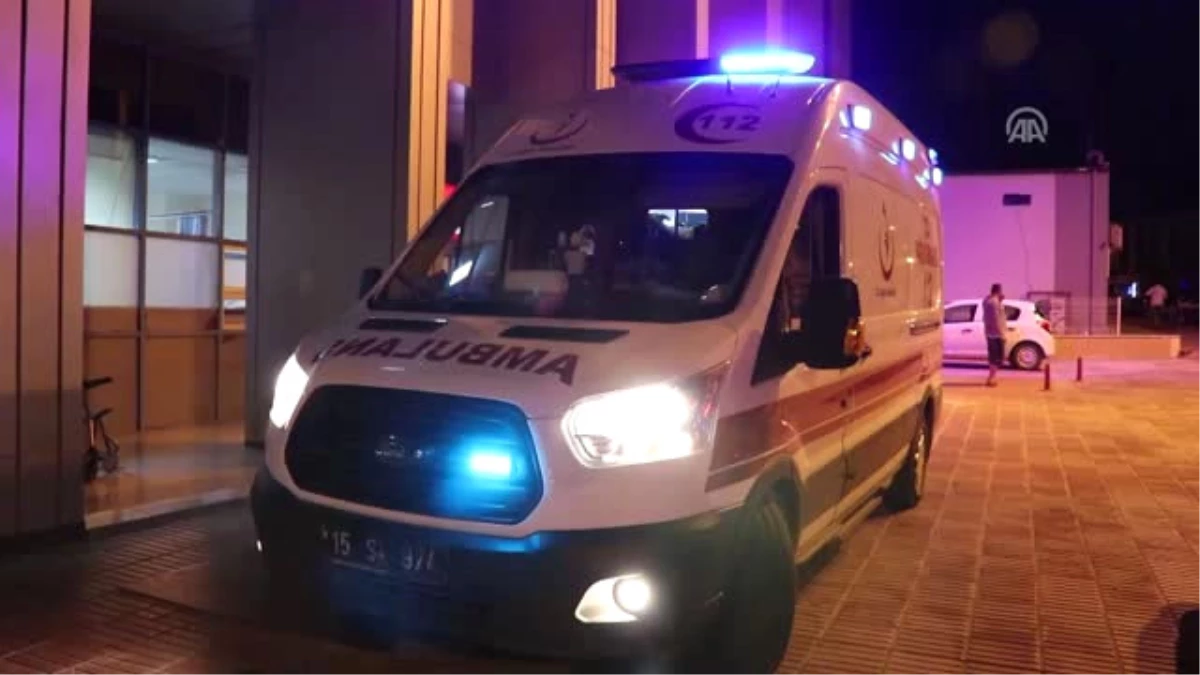 Burdur\'da Otomobil Bariyere Çarptı: 9 Yaralı