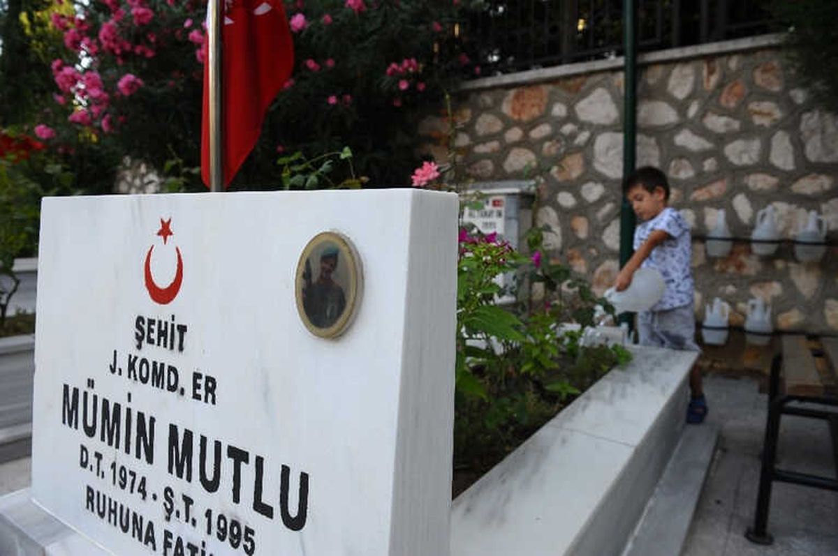 Bursa\'da Şehitliklerde Buruk Bayram