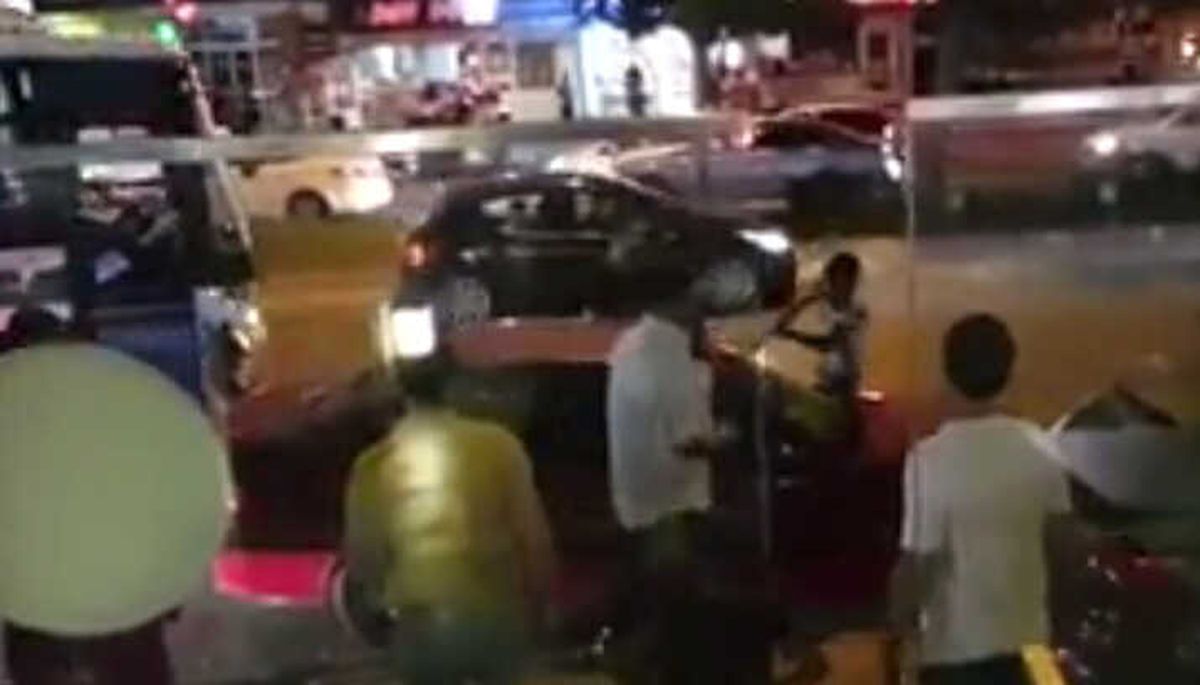 Egzozuna Ceza Yazılınca Sopayla Aracını Parçaladı