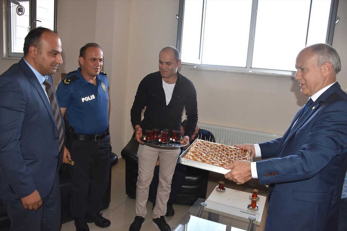 Emniyet Müdürü\'nden Personele Baklava İkramı